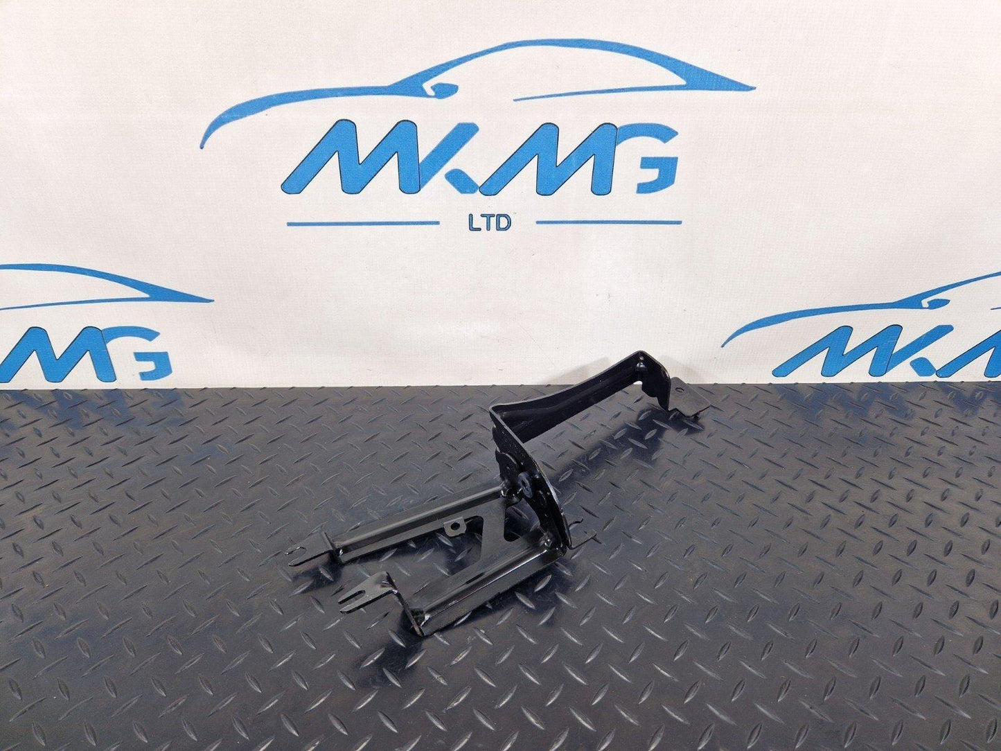 19-ON MERCEDES BENZ B CLASS W247 ABS PUMP MOUNT BRACKET SUPPORT A1774303400