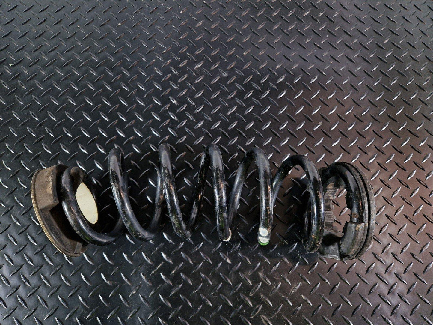 19-ON RANGE ROVER EVOQUE L551 OEM LEFT OR RIGHT REAR COIL SPRING K8D2-5B749-DB