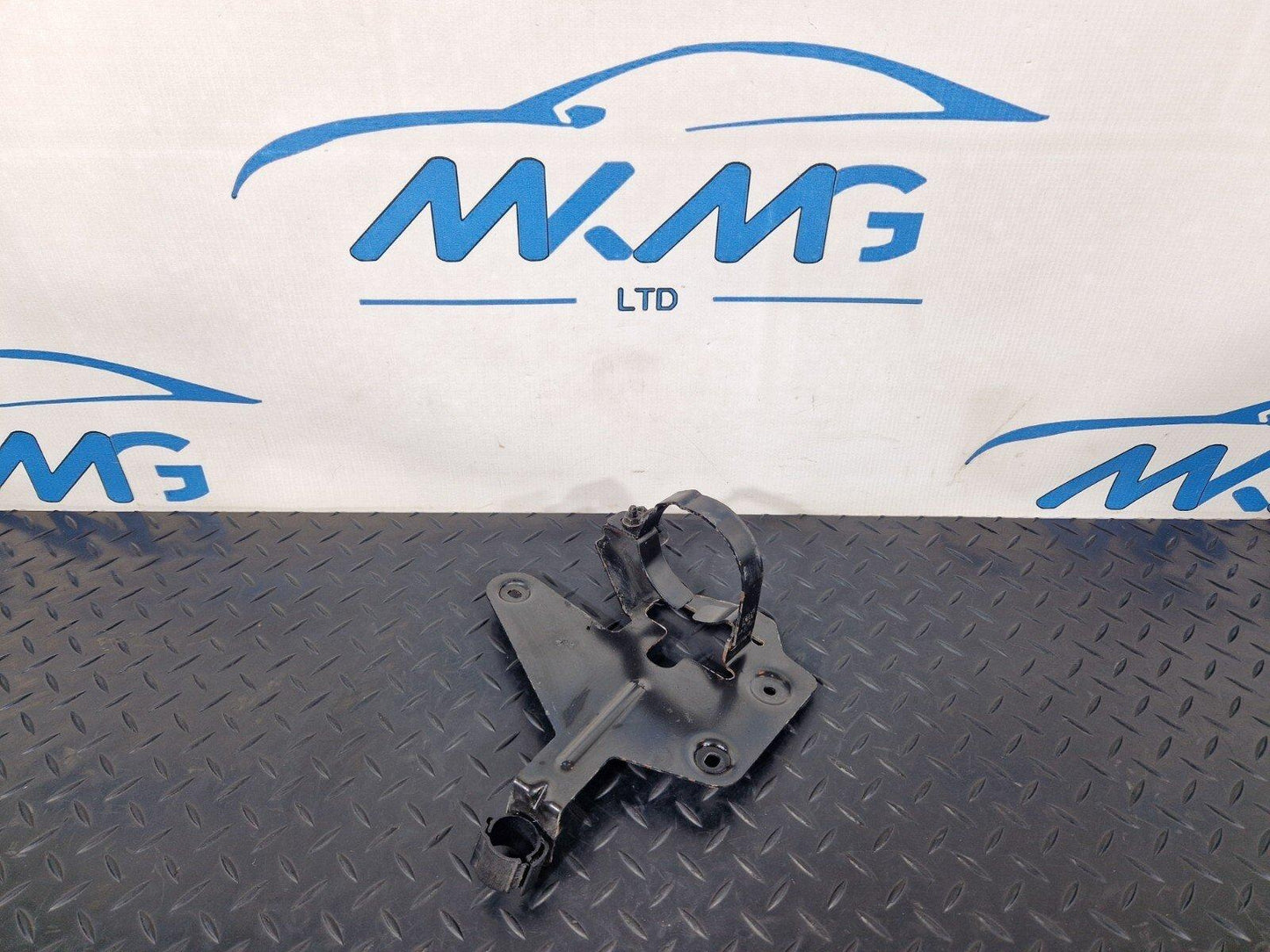 12-18 AUDI A6 C7 PASSENGER LEFT FRONT COOLANT PUMP BRACKET MOUNT 4G0145879N