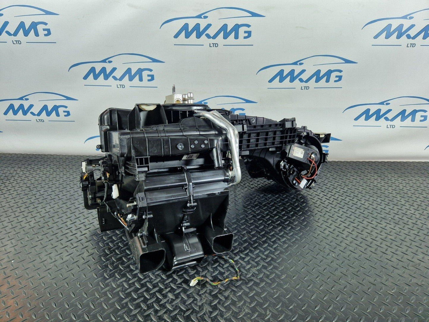 14-19 MERCEDES GLA X156 AIR CONDITIONING HEATER MATRIX HOUSING BOX A2468302302