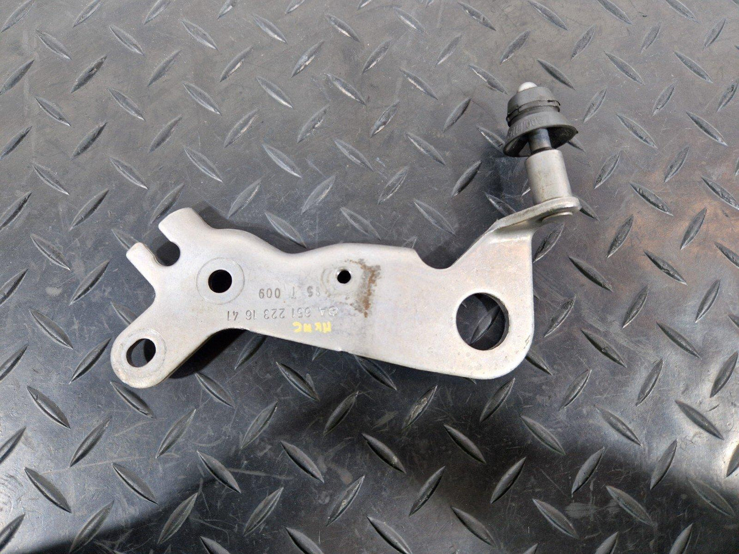 14-21 MERCEDES-BENZ C250 W205 OEM ENGINE LEFT REAR LIFTING LUG CLIP MOUNT HOLDER