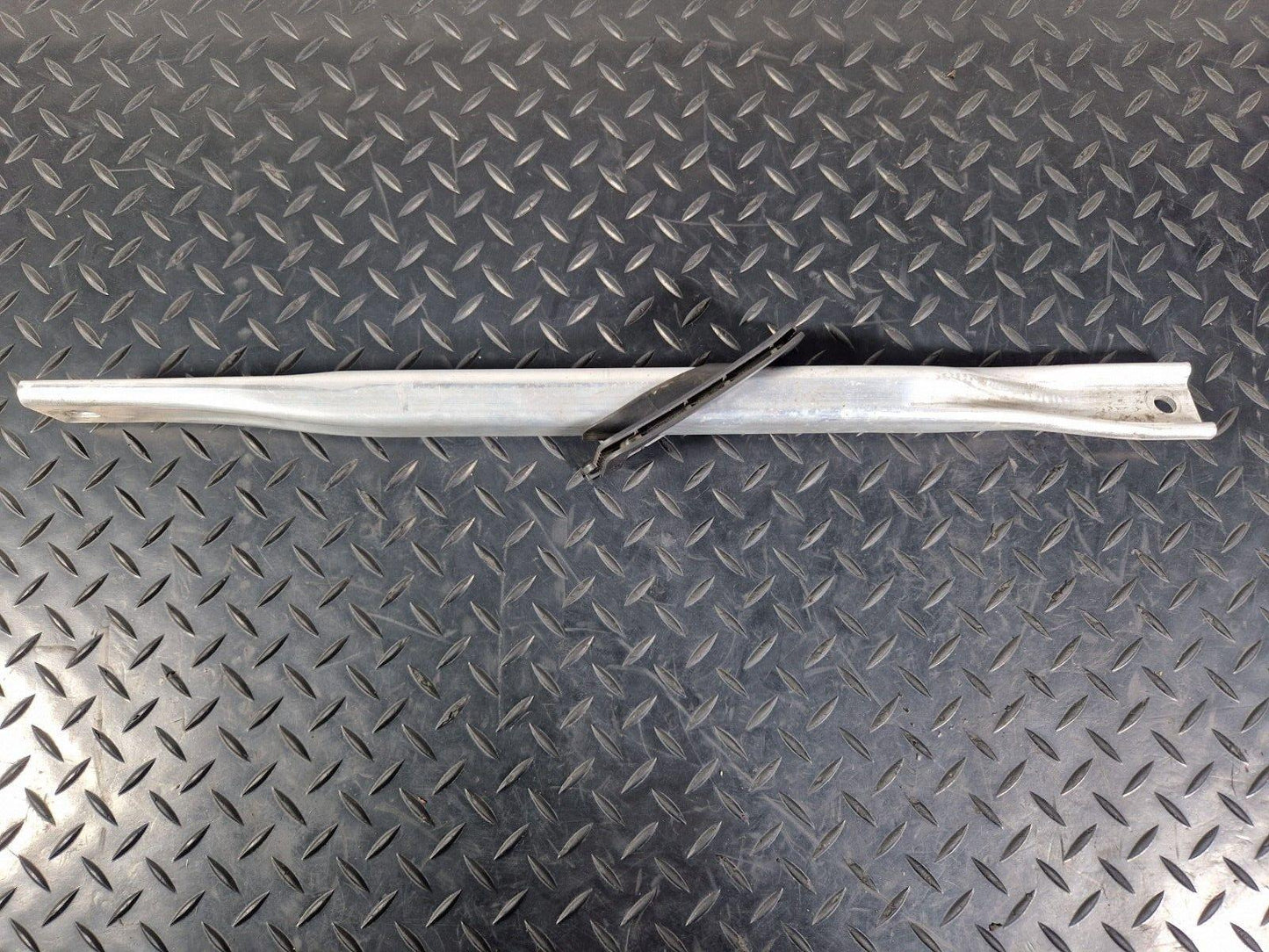 16-19 AUDI A4 B9 GENUINE FRONT RIGHT SUPPORT BRACKET BAR 8W0805646