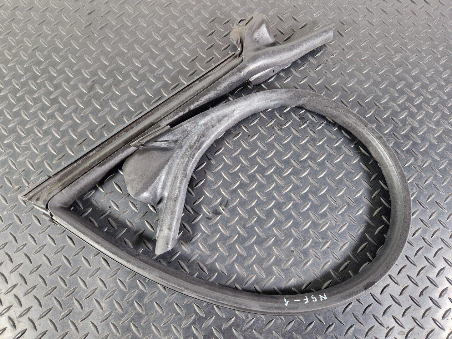 10-18 AUDI A7 4G FRONT LEFT GASKET STRIP DOOR RUBBER WEATHER SEAL 4G8845353