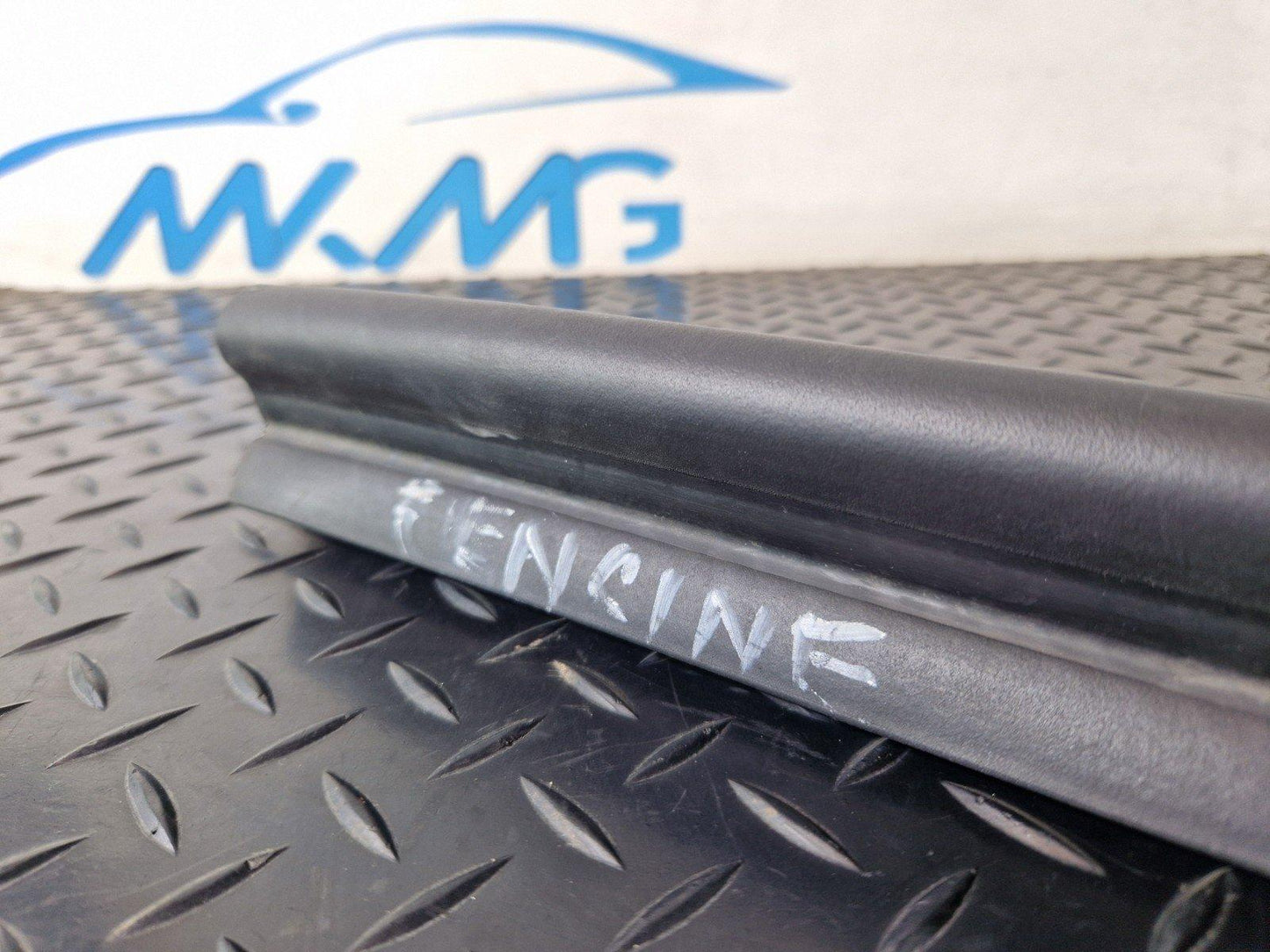 AUDI Q5 8R GENUINE ENGINE BONNET HOOD RUBBER SEAL 8R0823723B