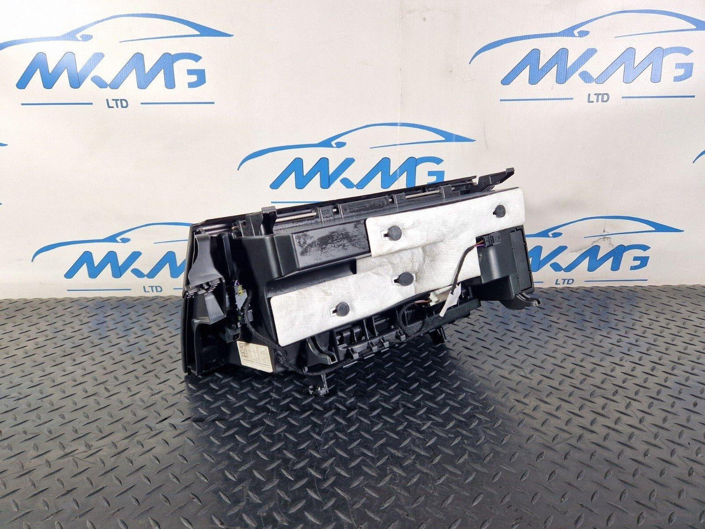 19-ON MERCEDES BENZ CLA C118 STORAGE COMPARTMENT GLOVEBOX A1776803800