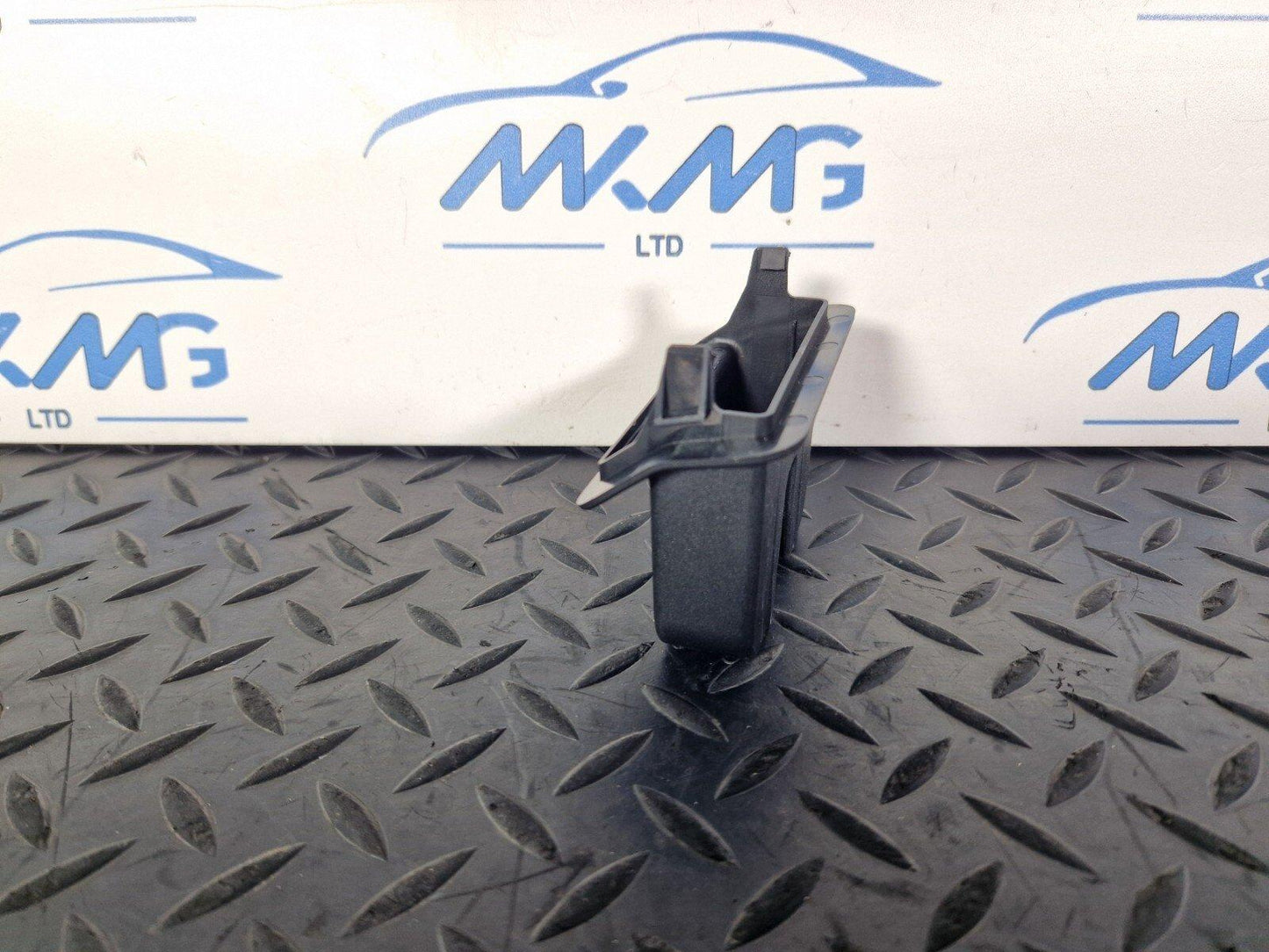 16-19 AUDI A4 B9 GENUINE OEM BOOT TAILGATE LOCK TRIM COVER 8W5827520