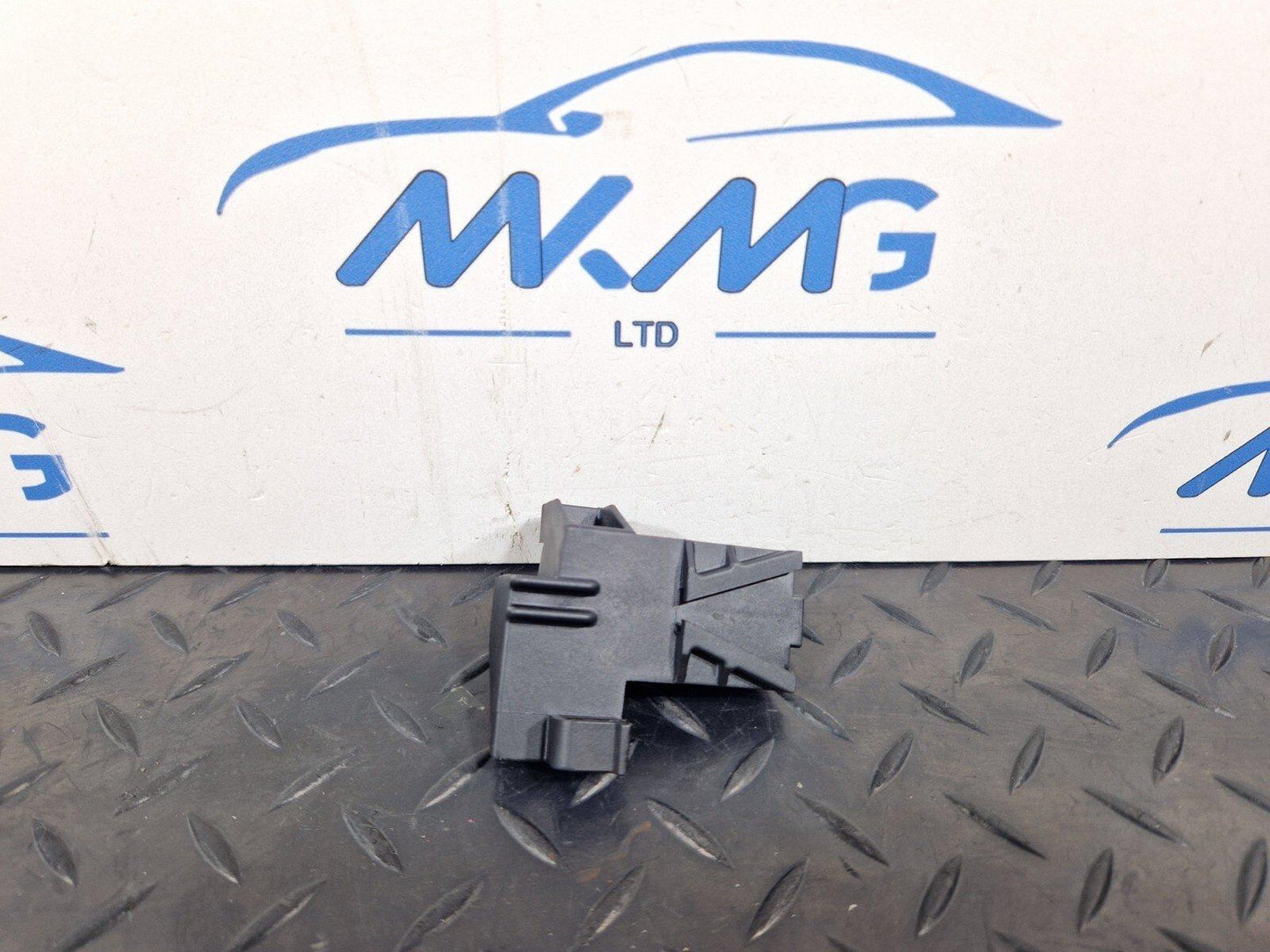 14-21 MERCEDES-BENZ C250D W205 GENUINE AIR DUCT UPPER SEAL BRACKET A2058314700
