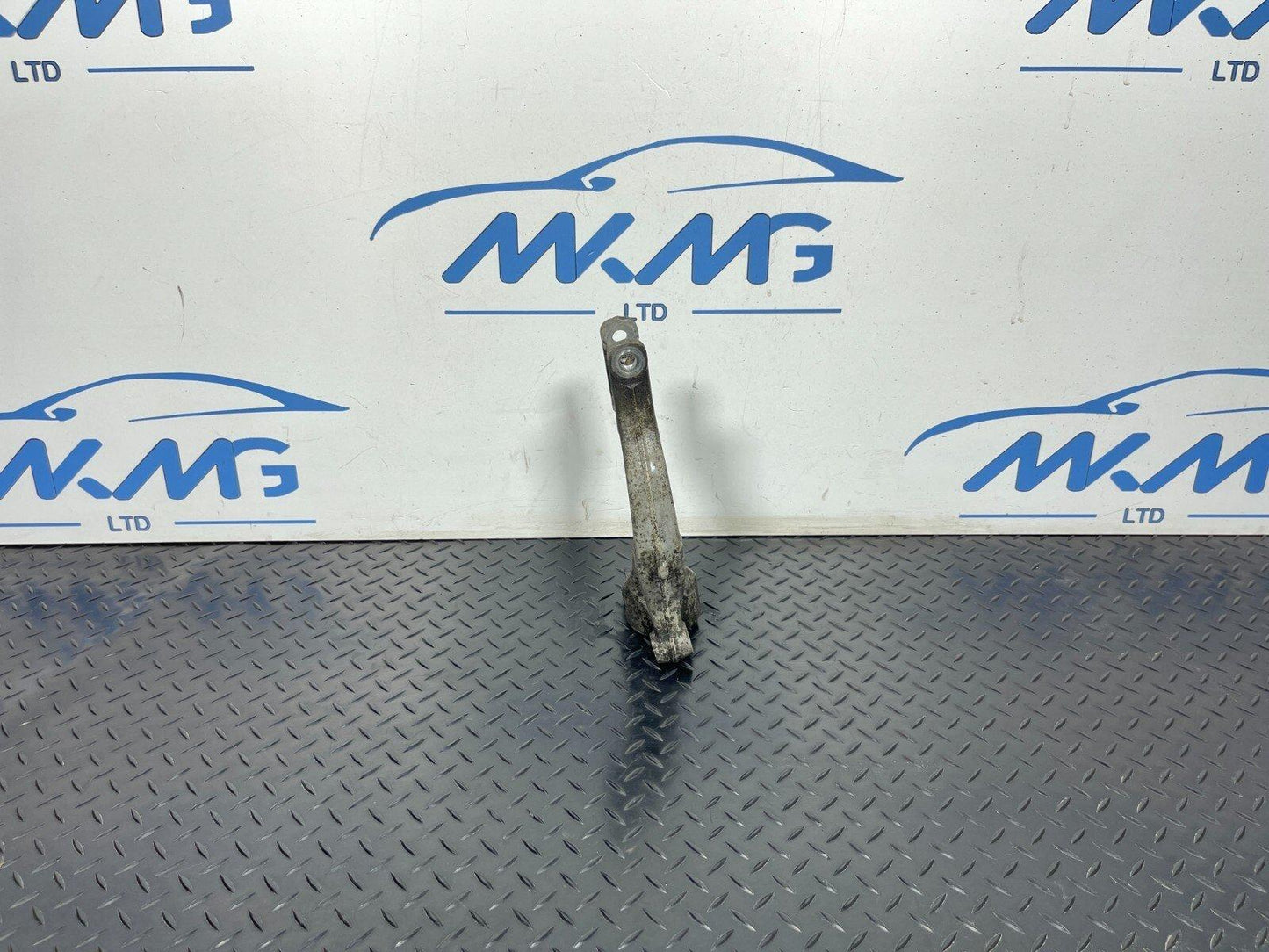 16-19 AUDI A4 B9 FRONT RIGHT SIDE SUSPENSION STRUT BRACKET 8W0413038