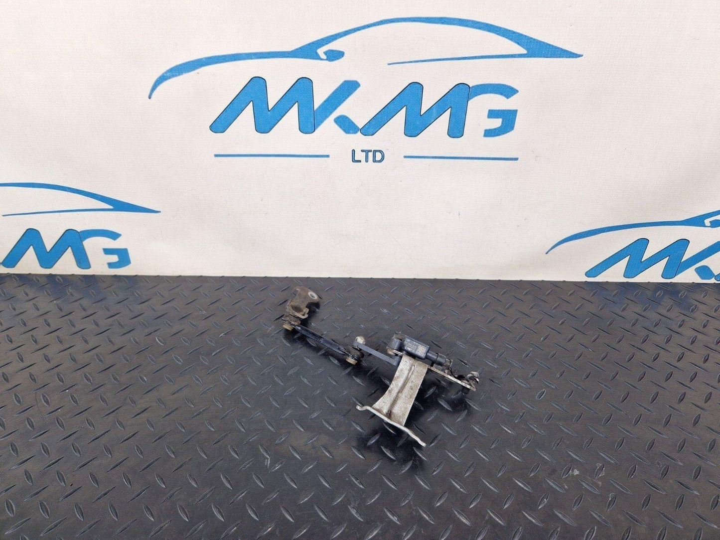 19-ON MERCEDES A CLASS W177 REAR RIGHT HEADLIGHT HEIGHT LEVEL SENSOR A2473205400