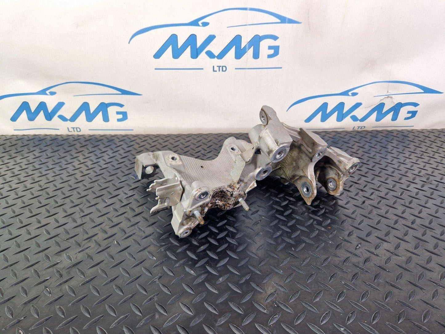 16-19 AUDI A4 B9 GENUINE OEM FRONT RIGHT SIDE SUBFRAME BRACKET MOUNT 8W0399296E