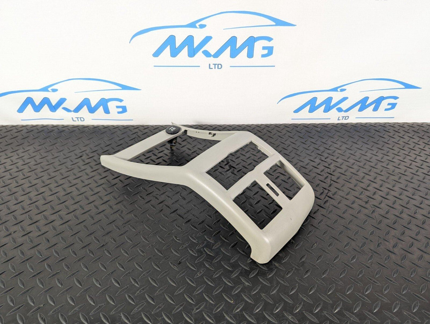 11-19 MERCEDES BENZ ML W166 OEM REAR CENTRE CONSOLE AIR VENT TRIM A1666800907