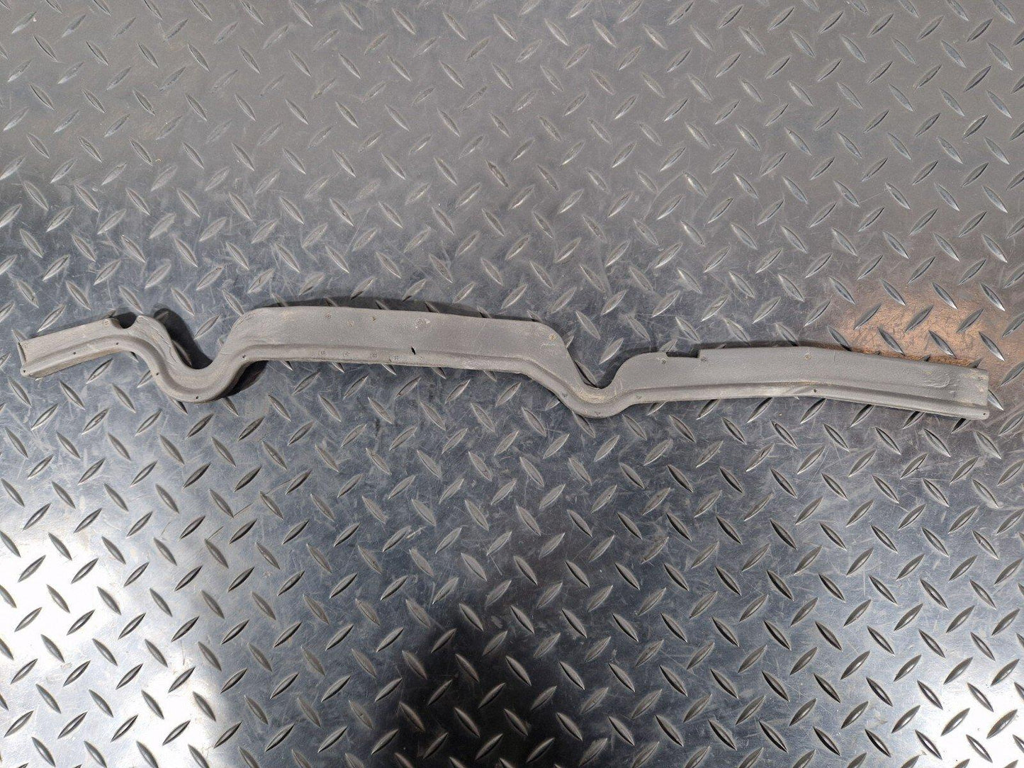 12-18 AUDI A6 C7 FRONT LEFT DRIVER FENDER UPPER SEAL STRIP  4G0823731
