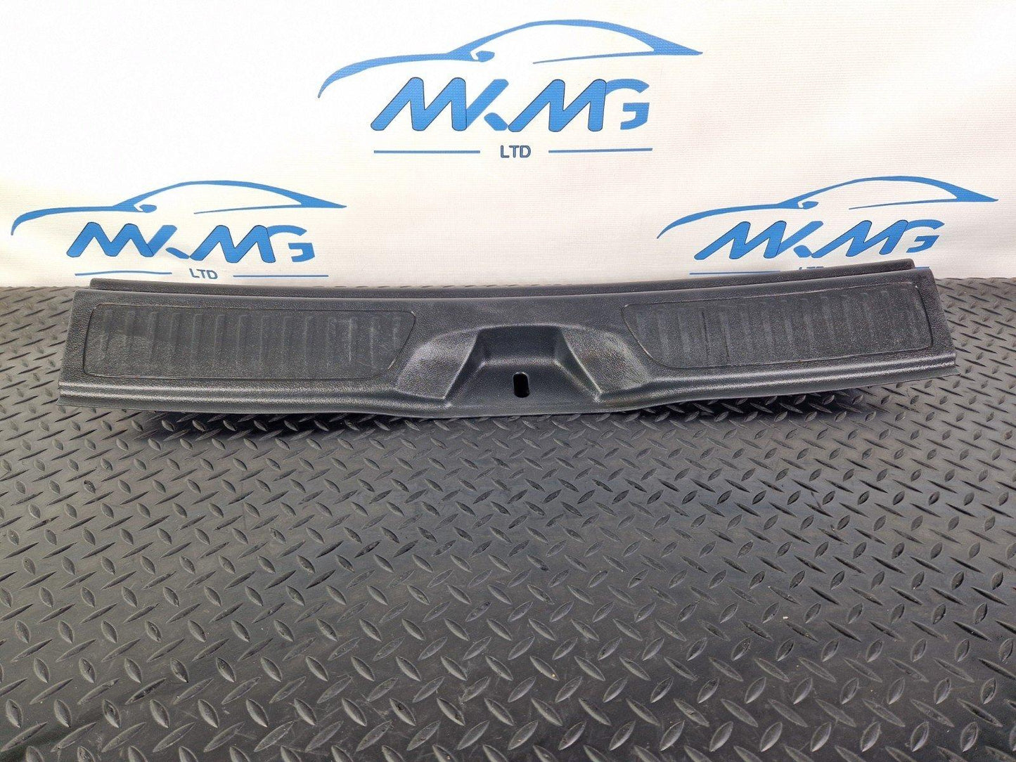 12-18 MERCEDES BENZ B-CLASS W246 REAR BOOTLID CATCH TRIM PANEL A2466900041
