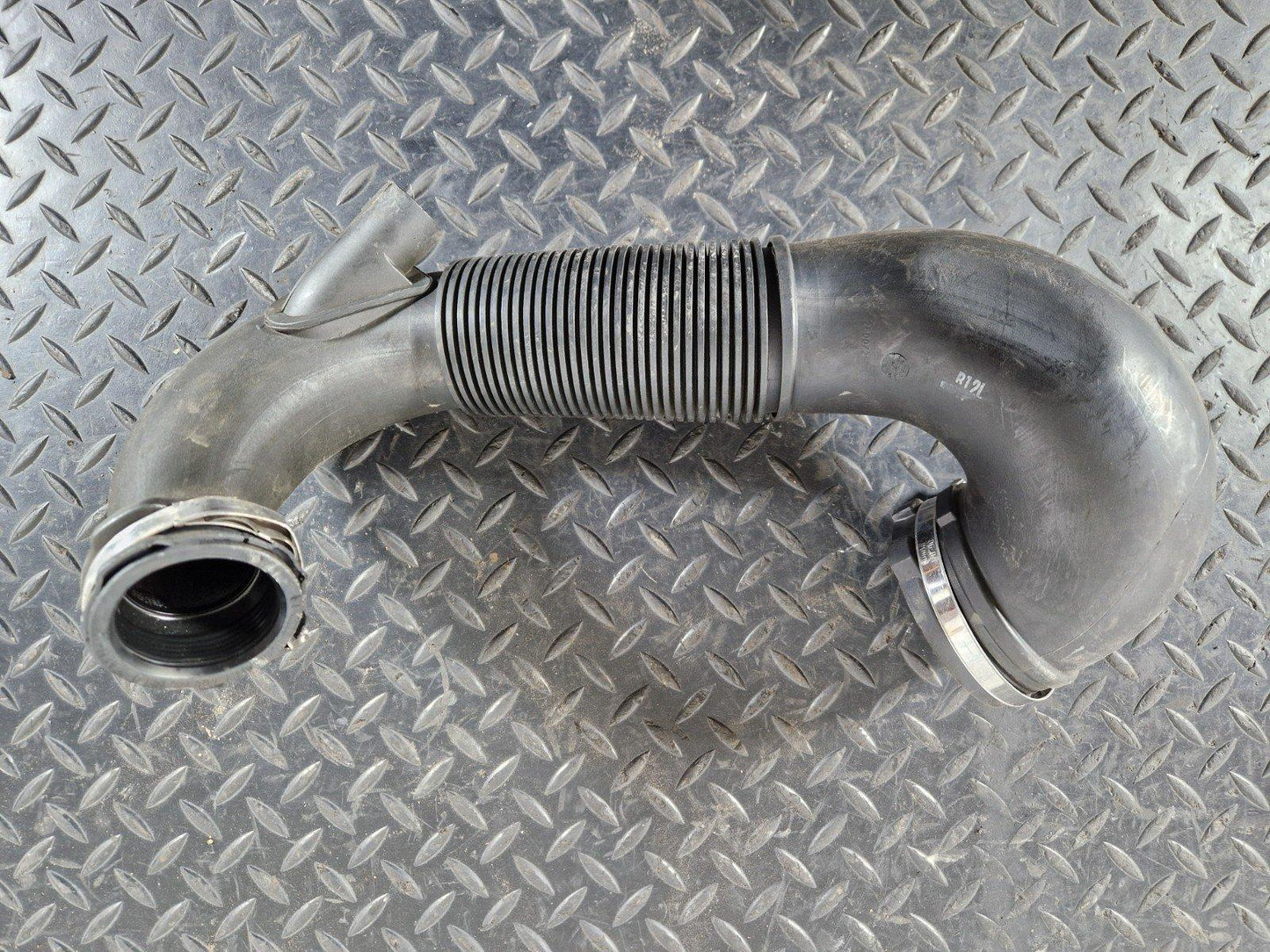 12-18 AUDI A6 C7 2.0 DIESEL CGL GENUINE AIR INTAKE HOSE 4G0129615D