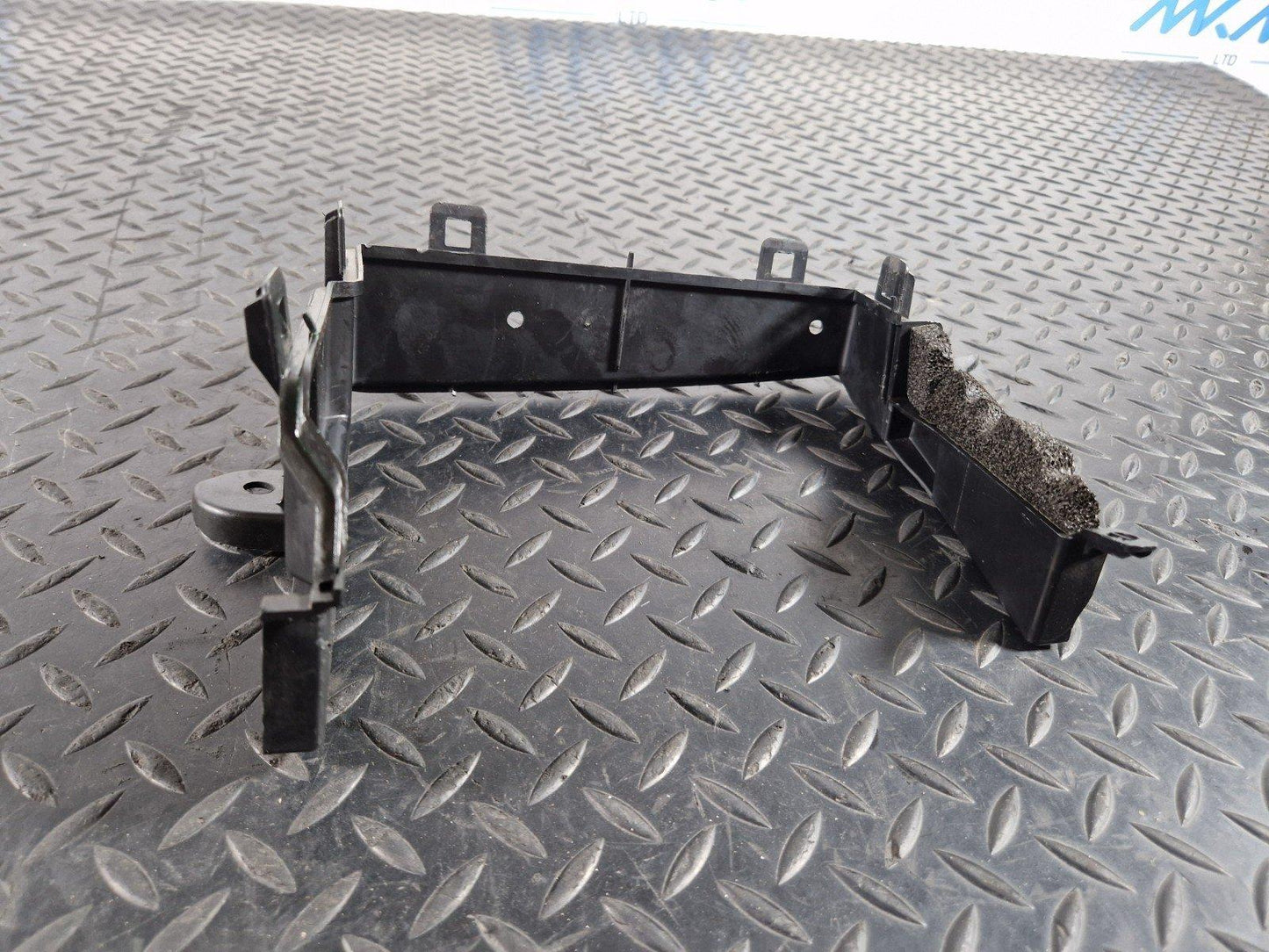 19-ON RANGE ROVER EVOQUE L551 GENUINE BATTERY TRAY BRACKET MOUNT K8D202214AB