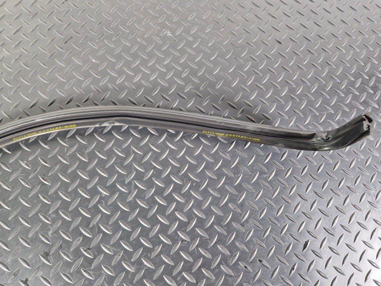 18-ON MERCEDES BENZ SPRINTER W907 W910 BONNET RUBBER SEAL A9108870000