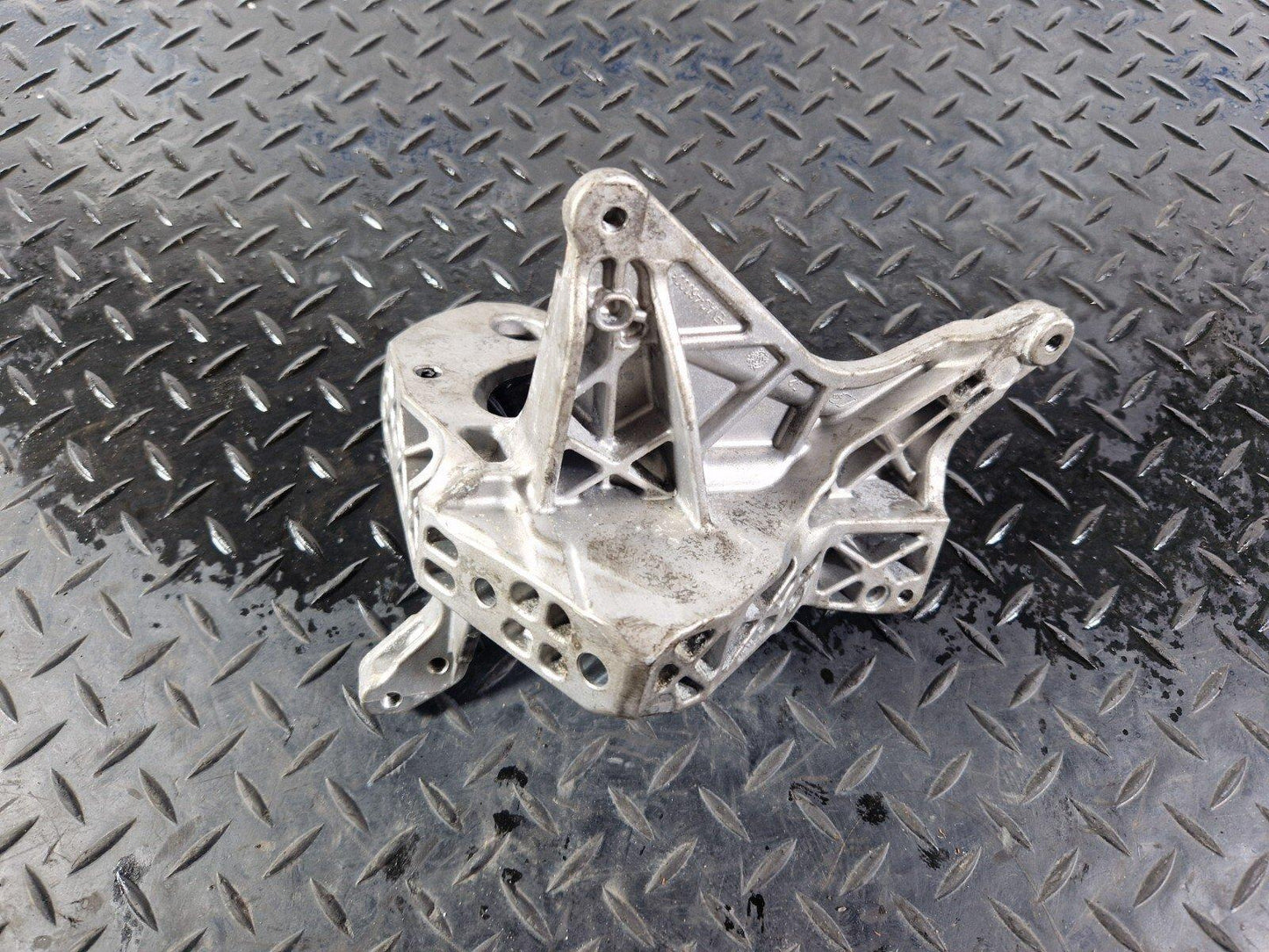 19-ON MERCEDES BENZ B CLASS W247 GENUINE ENGINE HOLDER MOUNT A6542241000
