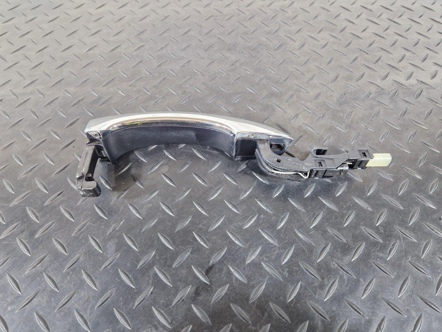 10-17 AUDI A8 4H LEFT N/S OUTER DOOR HANDLE IN BLUE FITS FRONT & REAR 4H0837205B