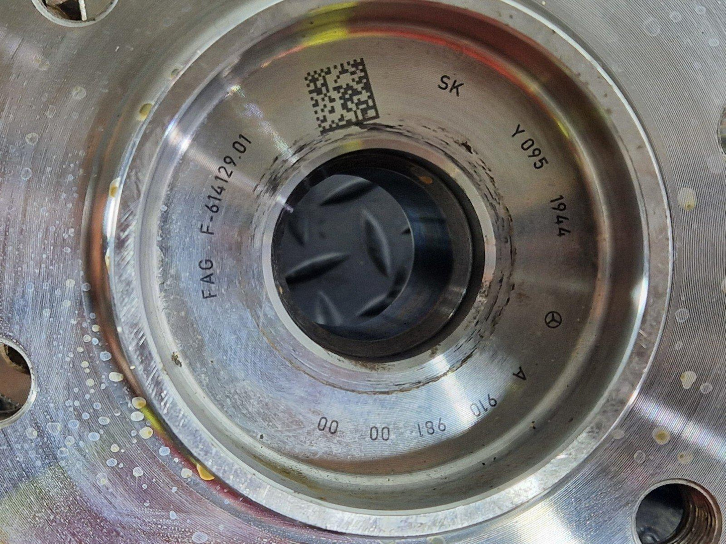 18-ON MERCEDES SPRINTER W910 FRONT RIGHT O/S WHEEL HUB & BEARING A9103320100