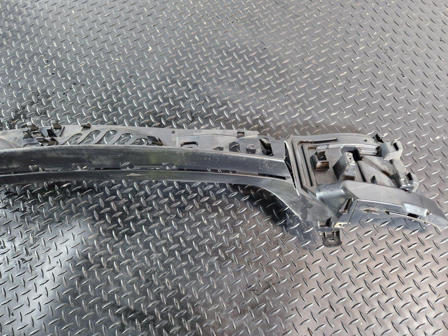 11-18 BMW 6 SERIES F13 REAR BUMPER MOUNT BRACKET CENTRE MIDDLE 7223161