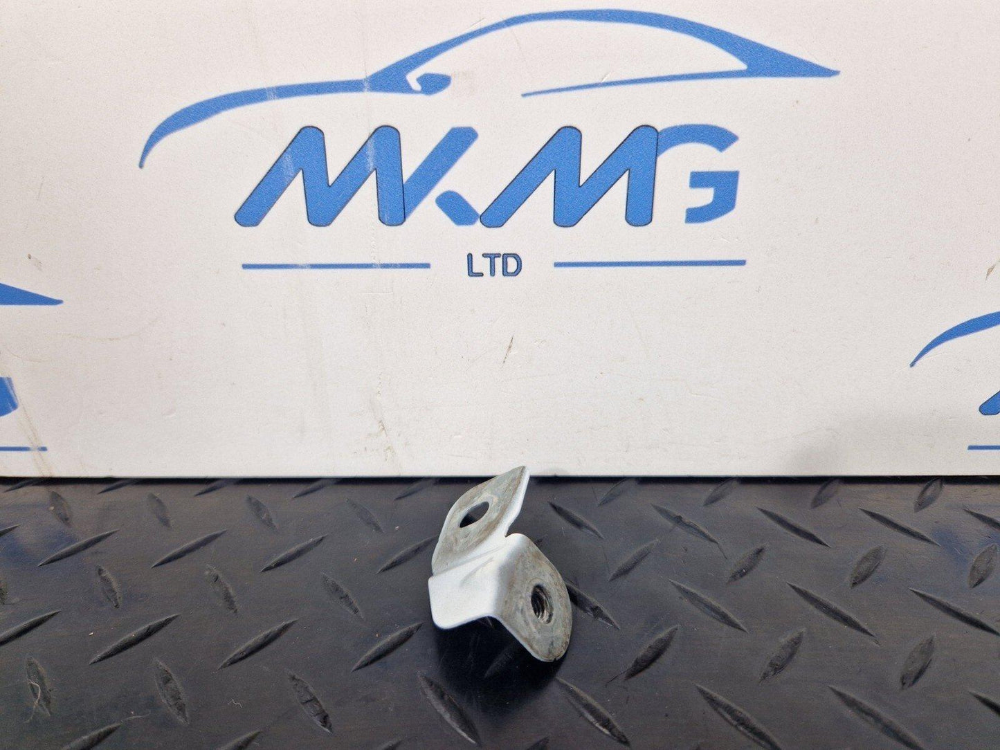 16-23 AUDI S5 COUPE GENUINE FRONT RIGHT DRIVER SIDE WING BRACKET 8W0821470