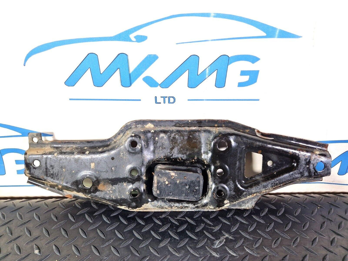 18-ON MERCEDES BENZ SPRINTER W907 FRONT BRACKET LEFT LOWER MOUNT A9076220700