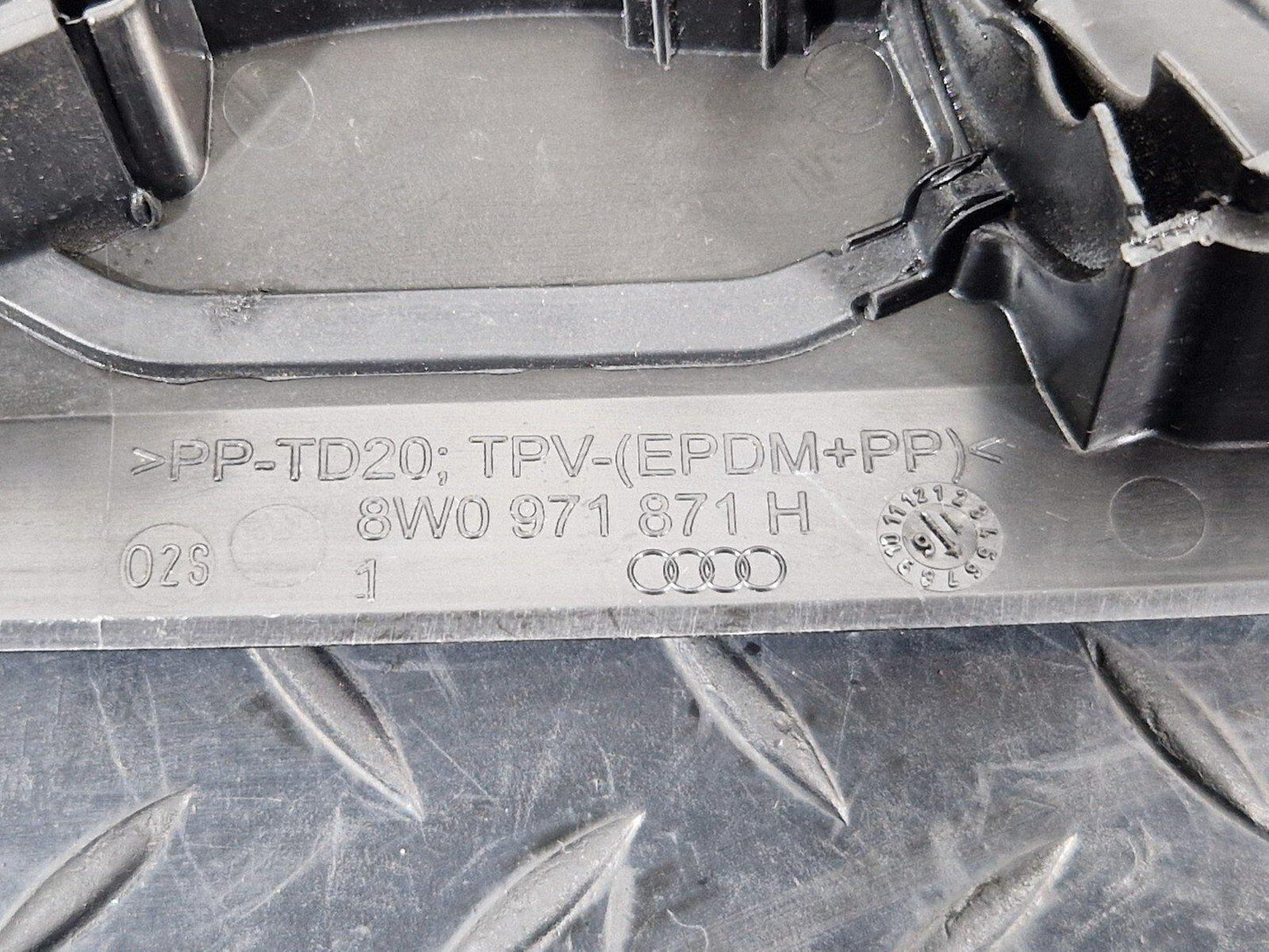 16-23 AUDI A5 F5 SPORTBACK S-LINE WIPER MOTOR COVER TRIM 8W0971871