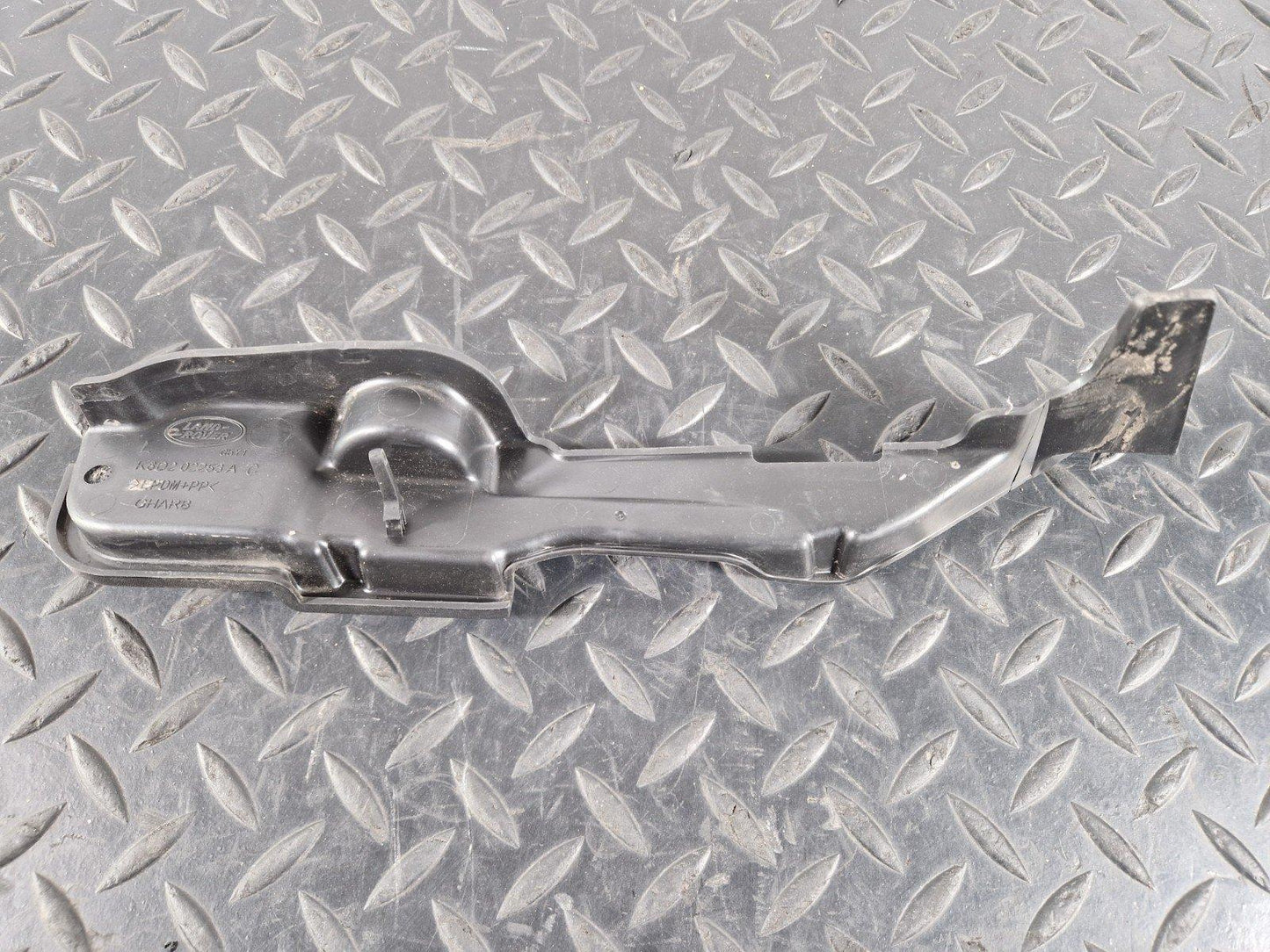 19-ON RANGE ROVER EVOQUE L551 GENUINE WIPER TRIM K8D202253A