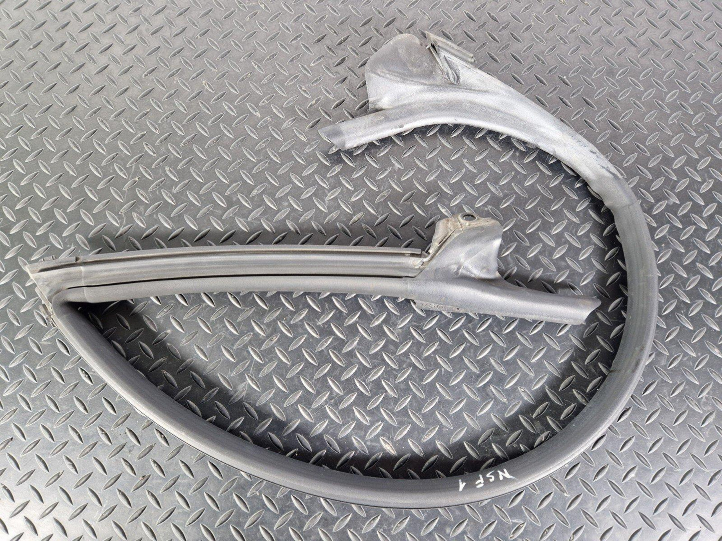 15-18 AUDI A7 4G GENUINE OEM FRONT LEFT  N/S UPPER DOOR RUBBER SEAL 4G8845353J