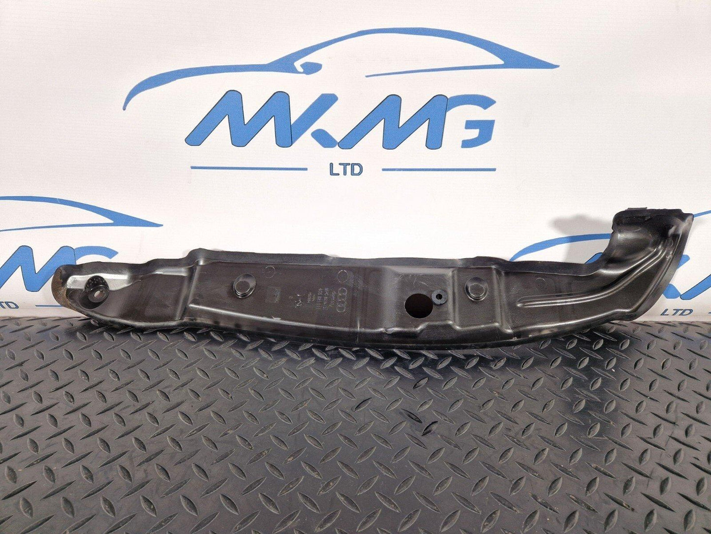12-18 AUDI A6 C7 GENUINE FRONT WING BRACKET LEFT PASSENGER SIDE 4G0821111