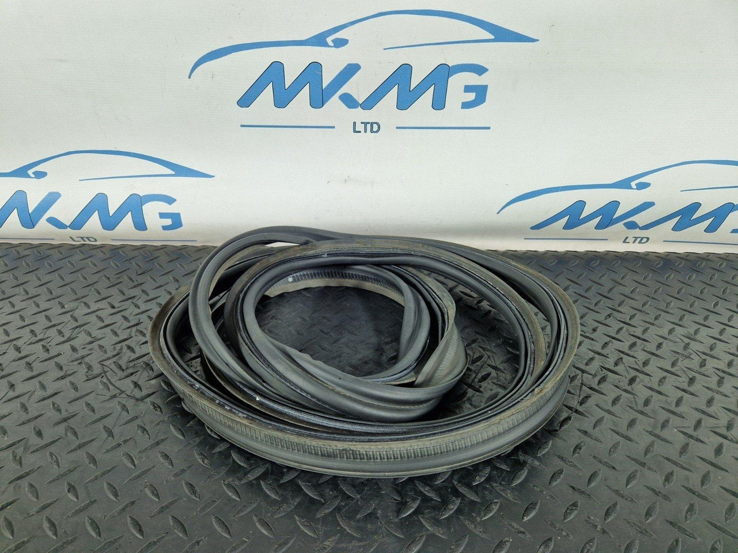 12-18 MERCEDES BENZ B-CLASS W246 OEM REAR TAILGATE RUBBER SEAL A2467400378