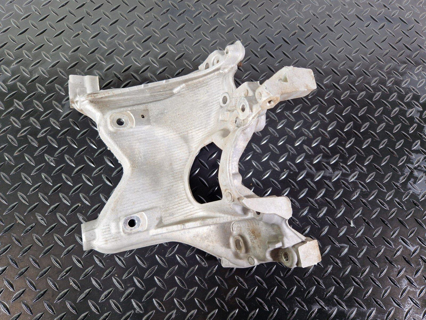 16-19 AUDI A4 B9 S-LINE OEM LEFT SIDE ENGINE MOUNT BRACKET 8W0399295E