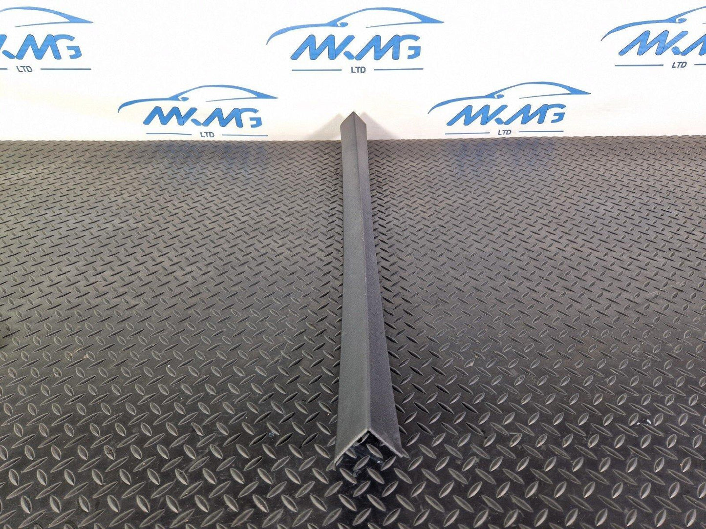 10-15 AUDI Q7 4L GENUINE OEM TAILGATE CENTRE COVER TRIM 4L0867606