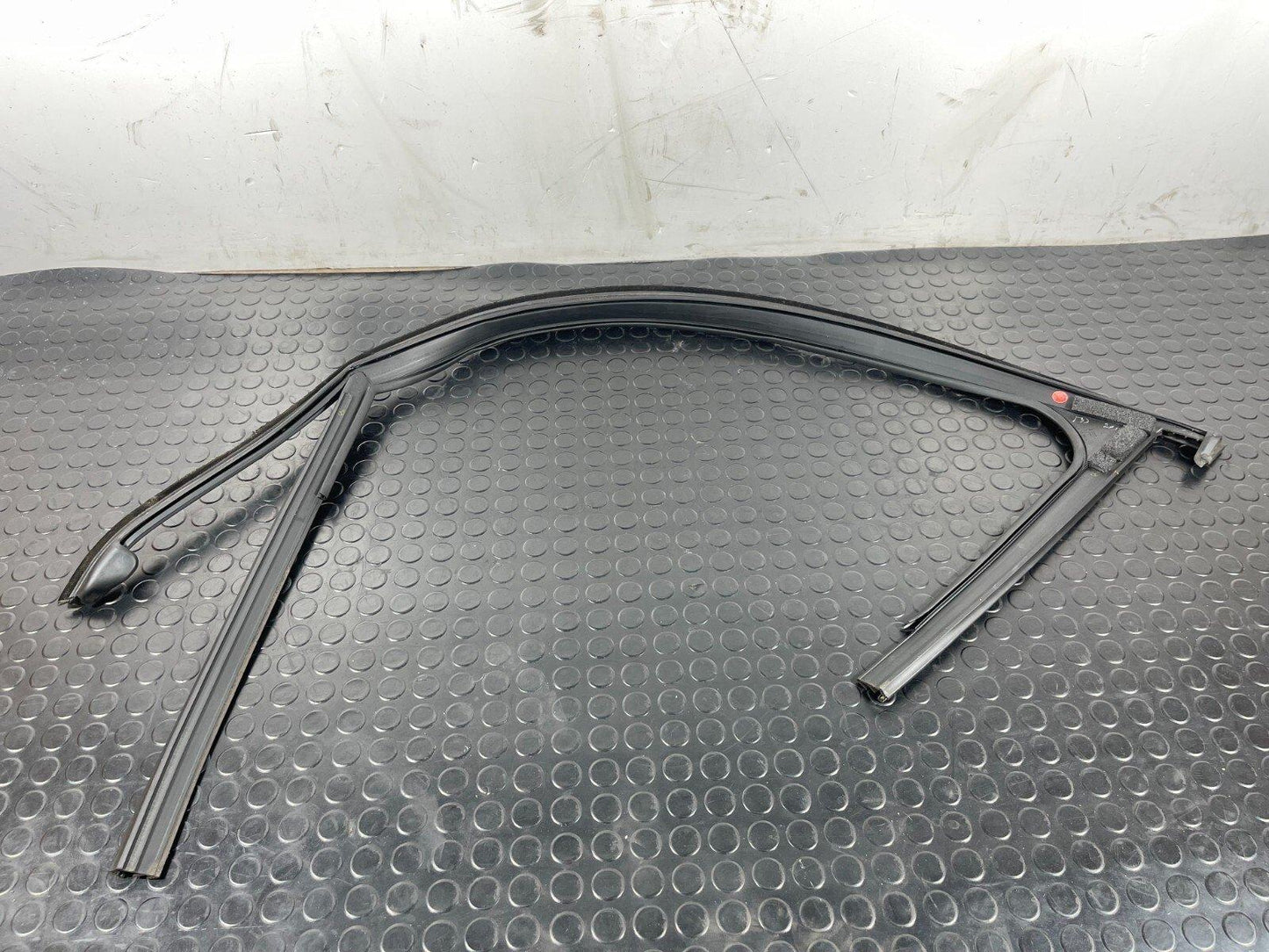 12-18 MERCEDES A-CLASS W176 FRONT RIGHT DOOR WINDOW GUIDE RAIL A1767250125