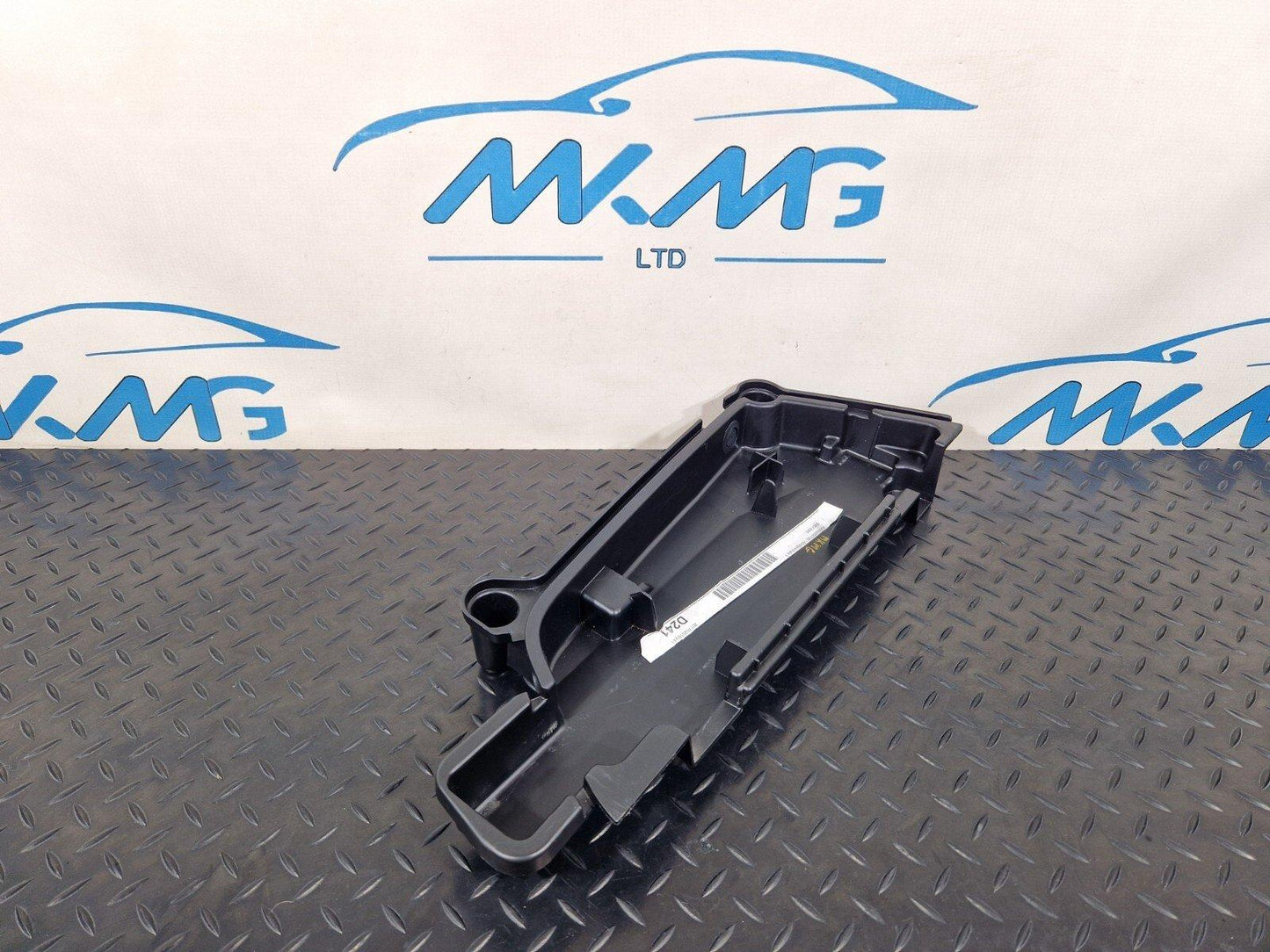 14-21 MERCEDES BENZ C220d W205 WARNING TRIANGLE TRAY A2056803903