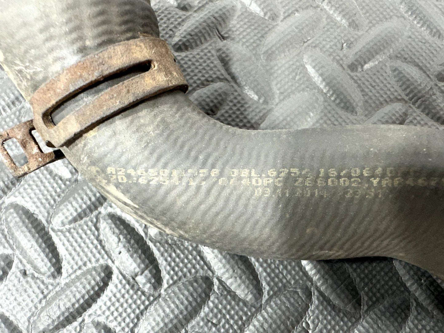 12-18 MERCEDES A CLASS W176 1.5CDI OM607 GENUINE WATER COOLANT PIPE A2465011556