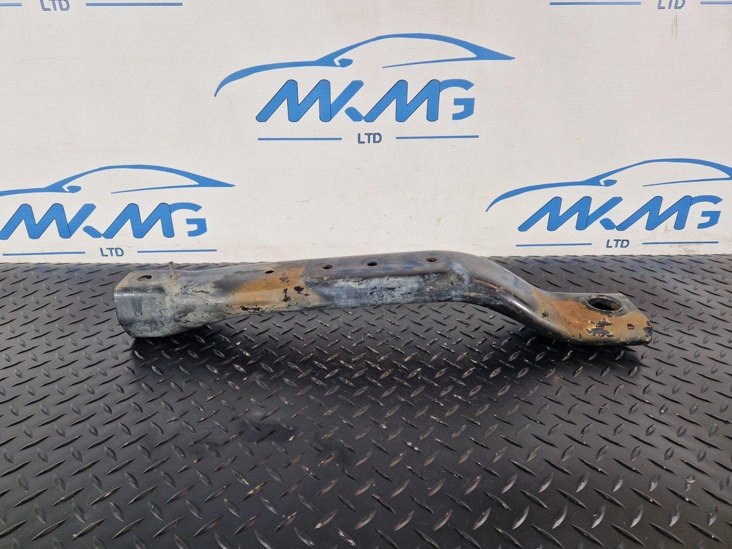 18-ON MERCEDES-BENZ W906 SPRINTER DRIVER SUBFRAME MOUNT BRACE STRUT A9063300105
