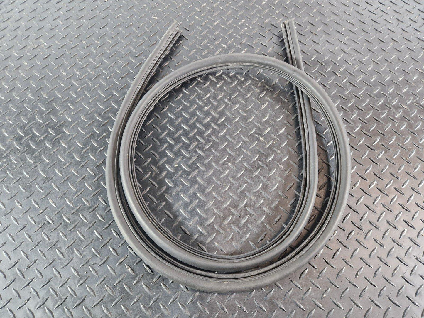 10-15 AUDI Q7 4L GENUINE OEM ENGINE HOOD BONNET RUBBER SEAL 4L0823731