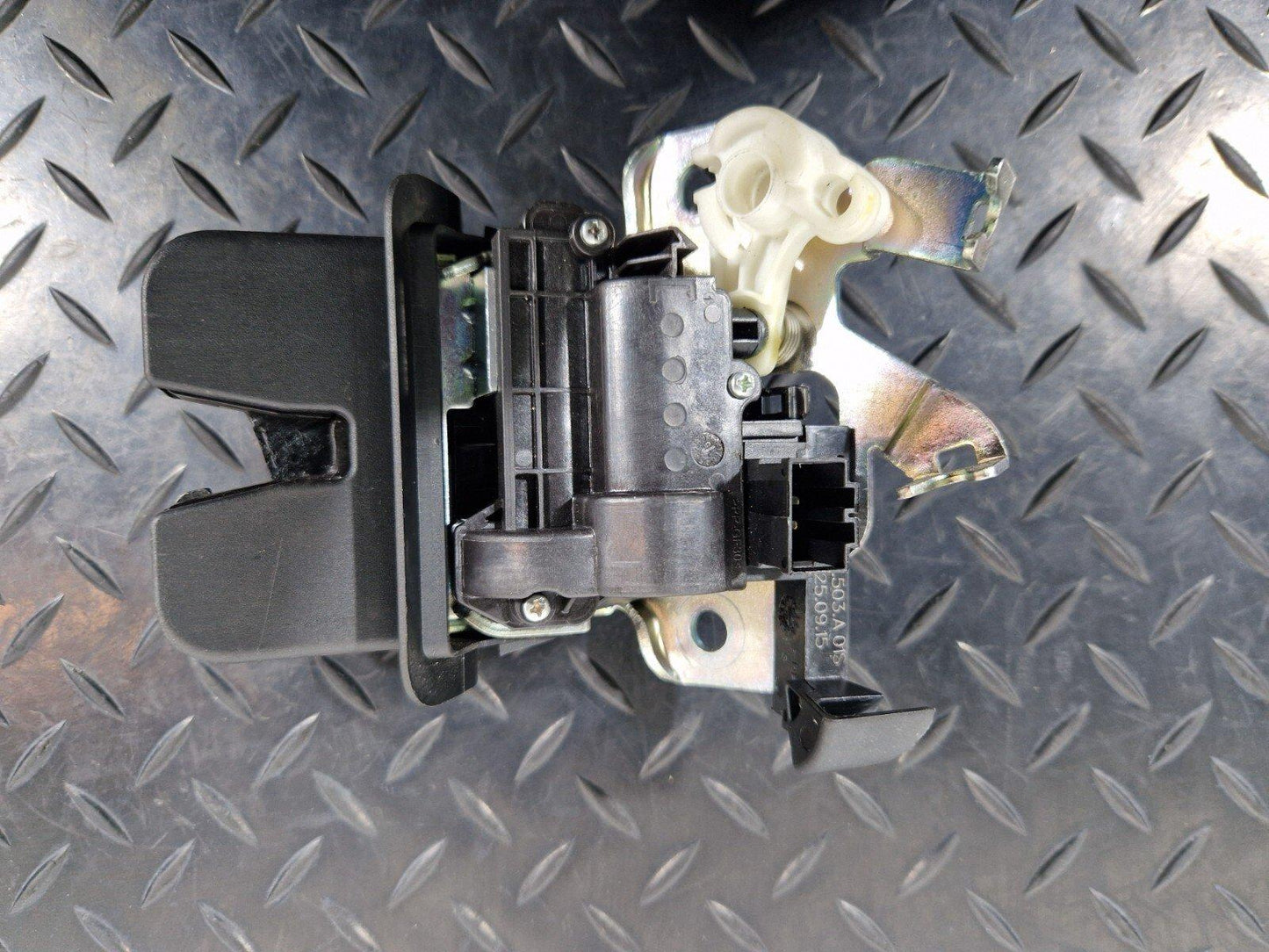 16-19 AUDI A4 B9 SALOON GENUINE TAILGATE LOCK MECHANISM OEM 3G0827503A