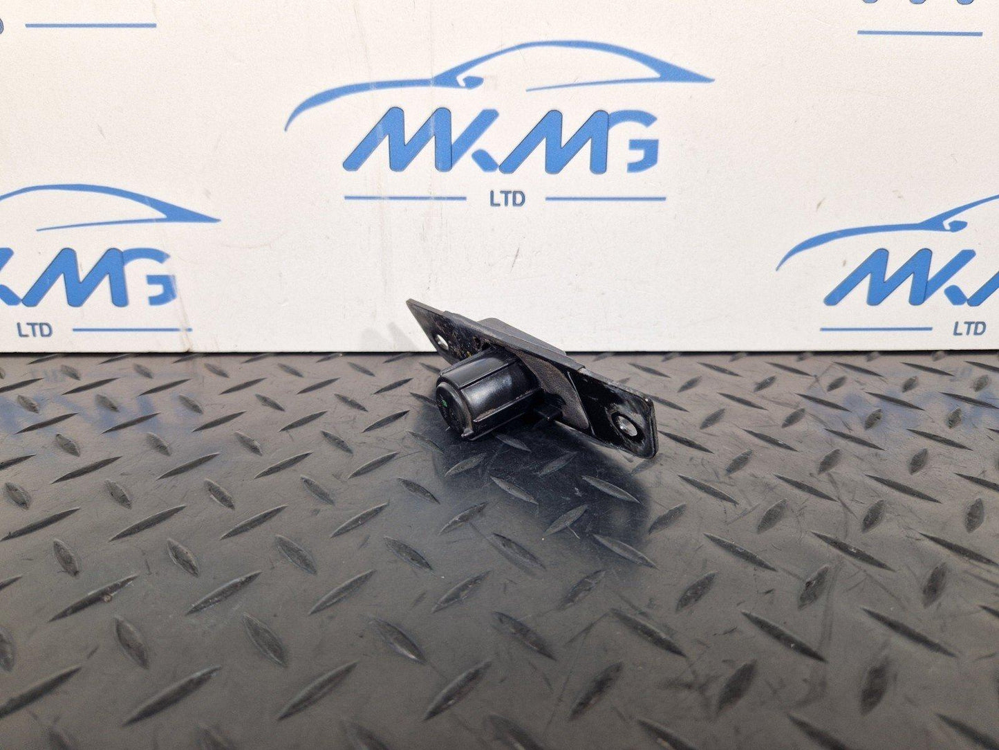 14-23 MERCEDES BENZ VITO W447 OEM LEFT LOWER WEDGE-TYPE STOP A6397661100