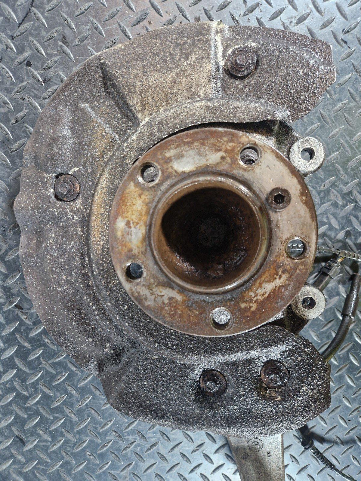 11-18 BMW 6 SERIES F13 FRONT RIGHT O/S WHEEL CARRIER HUB 6775770