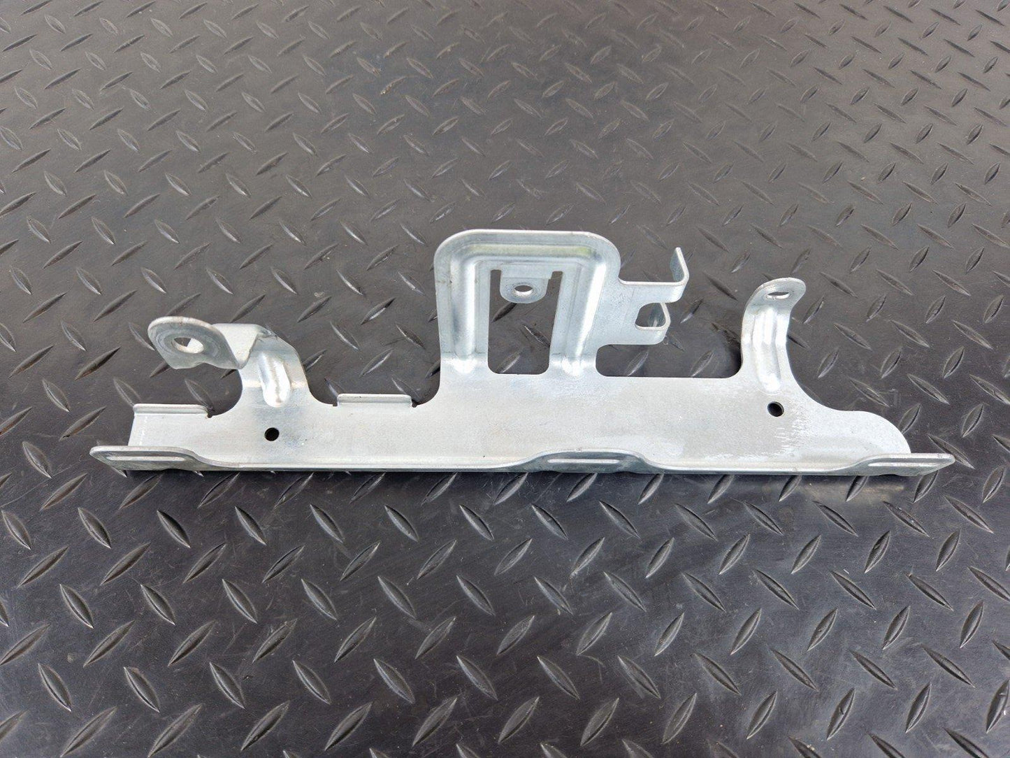 14-21 MERCEDES BENZ C300h W205 GENUINE RIGHT SIDE O/S BOOT BRACKET A2056914400