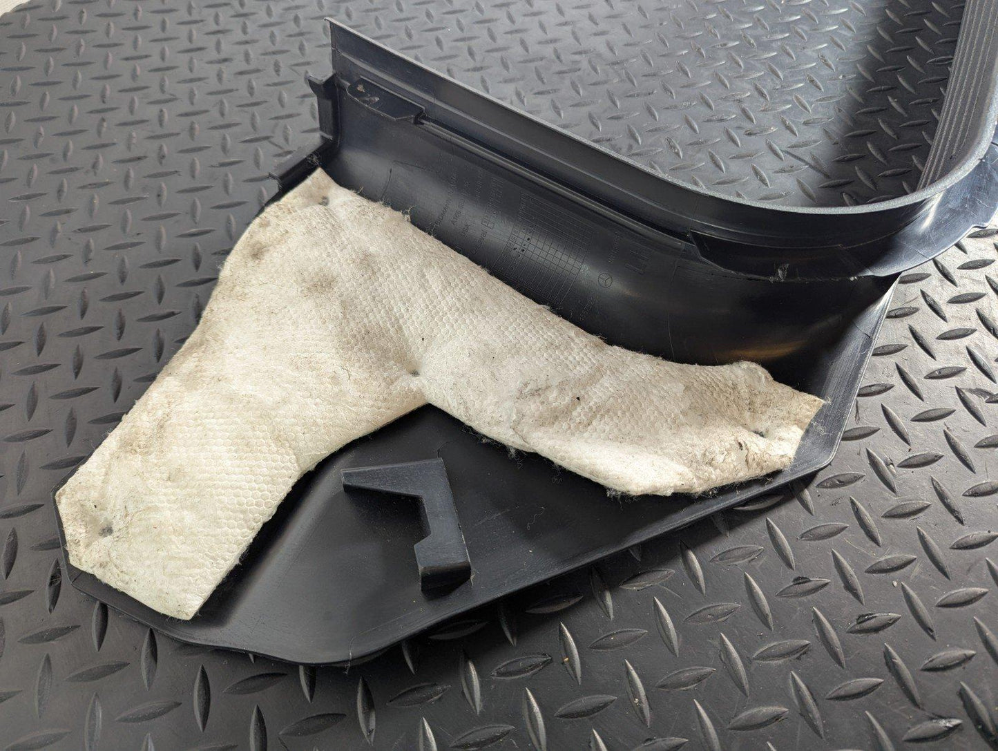 11-19 MERCEDES BENZ ML W166 GENUINE FRONT LEFT UNDERDOOR TRIM A1666801735