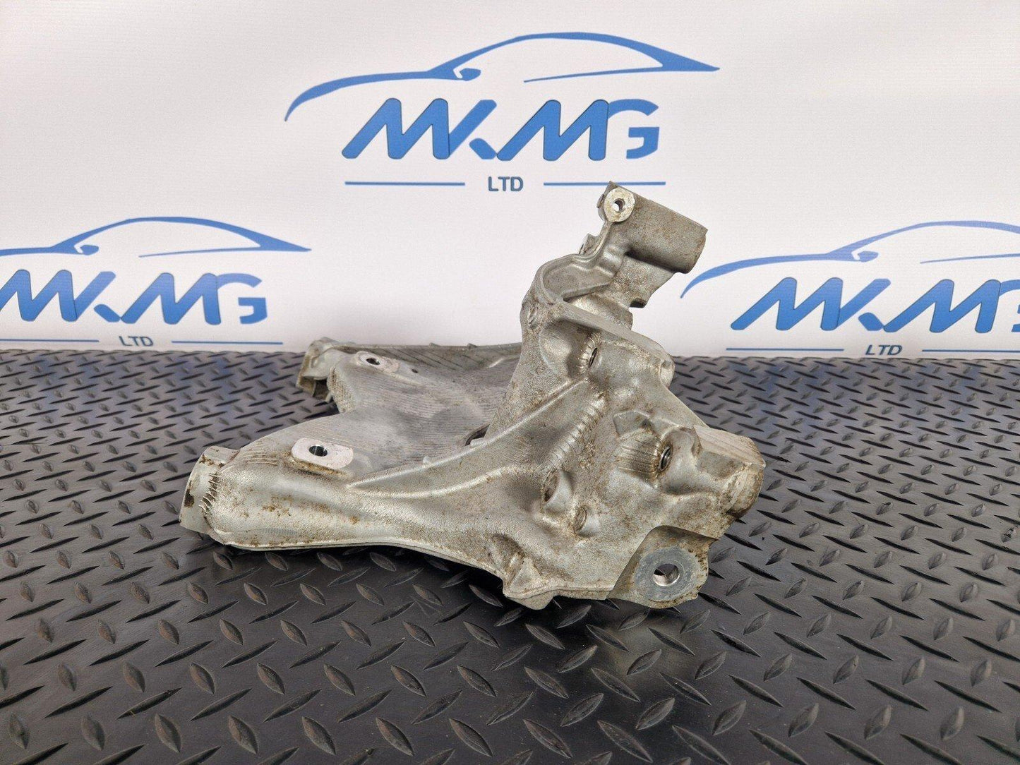 16-19 AUDI A4 B9 FRONT LEFT N/S LEFT SIDE ENGINE MOUNT BRACKET 8W0399295E