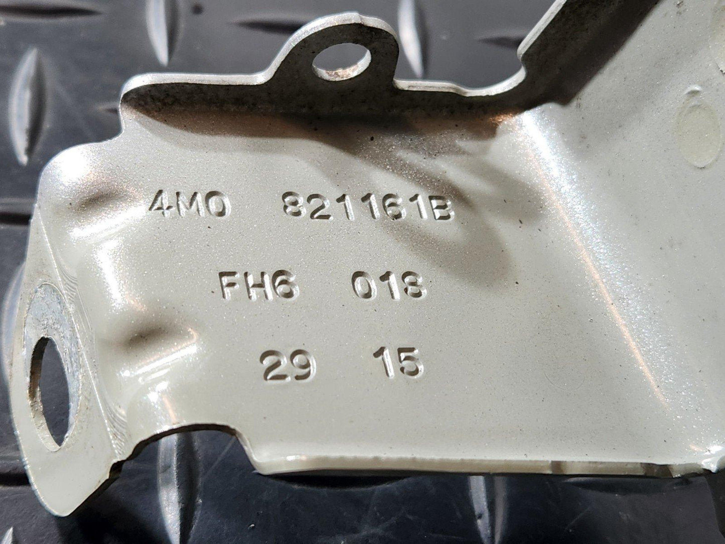 16-20 AUDI Q7 4M FRONT LEFT N/S WING BRACKET HOLDER 4M0821137B 4M0821161B