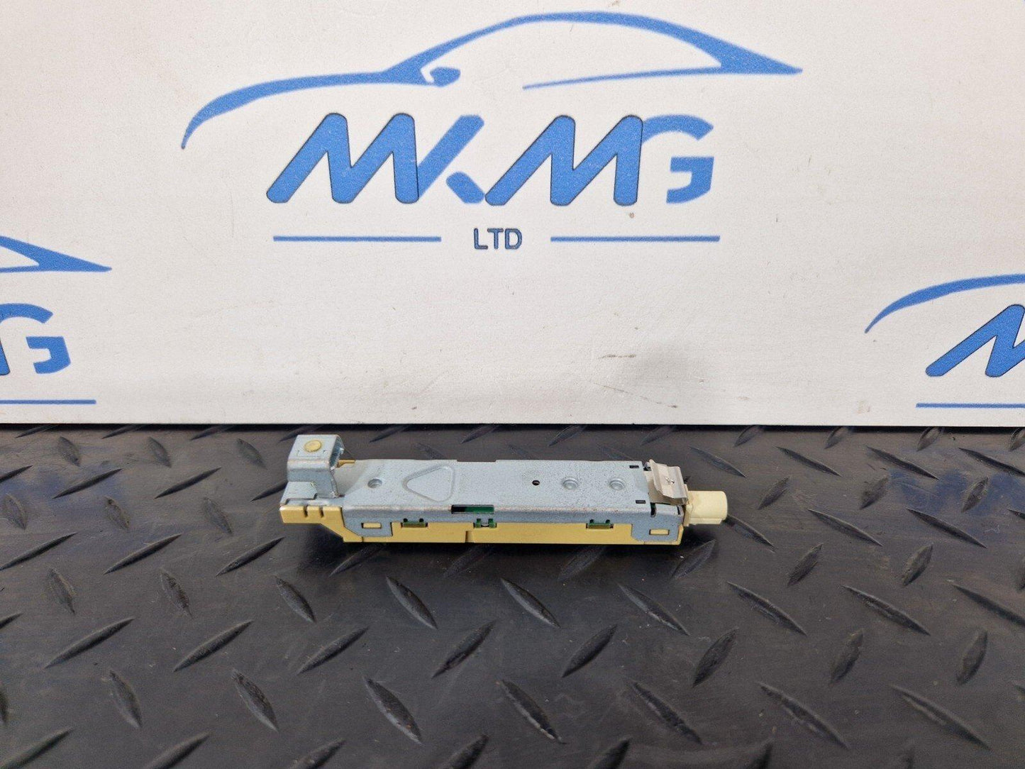 16-19 AUDI A4 B9 GENUINE ANTENNA AMPLIFIER 8W0035225