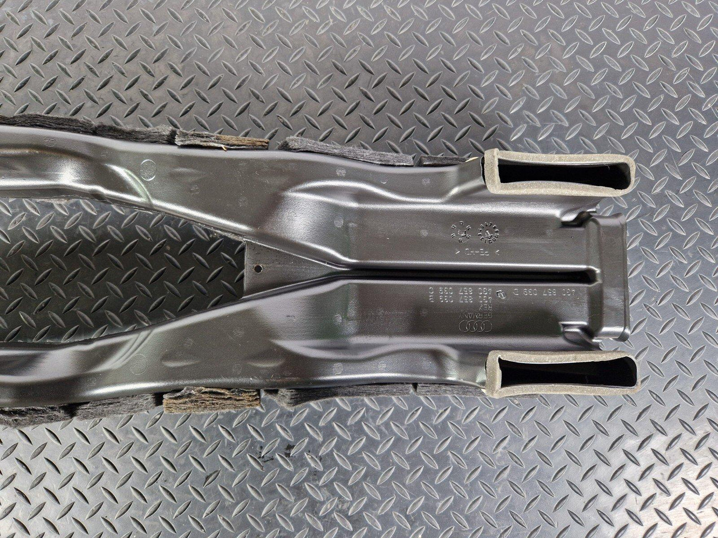 15-18 AUDI A7 4G CENTRE REAR VENTS AIR DUCTING CHANNEL 4G0857039