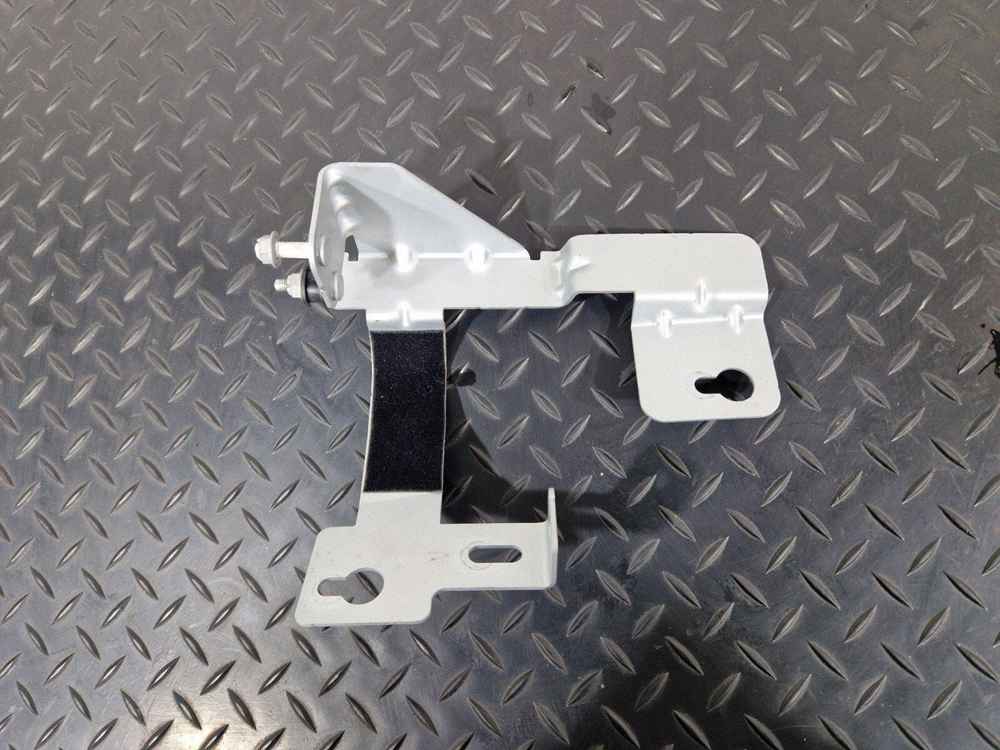 19-ON MERCEDES BENZ CLA C118 WATER COOLER VALVE BRACKET A1775043700