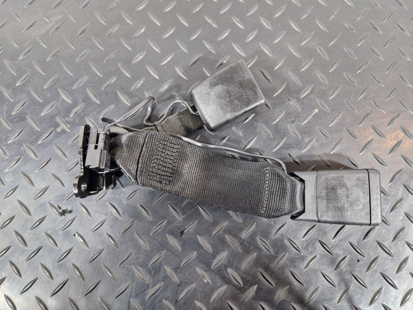 19-ON MERCEDES B CLASS W247 REAR RIGHT CENTRE SEAT BELT TWIN BUCKLE A2478600669