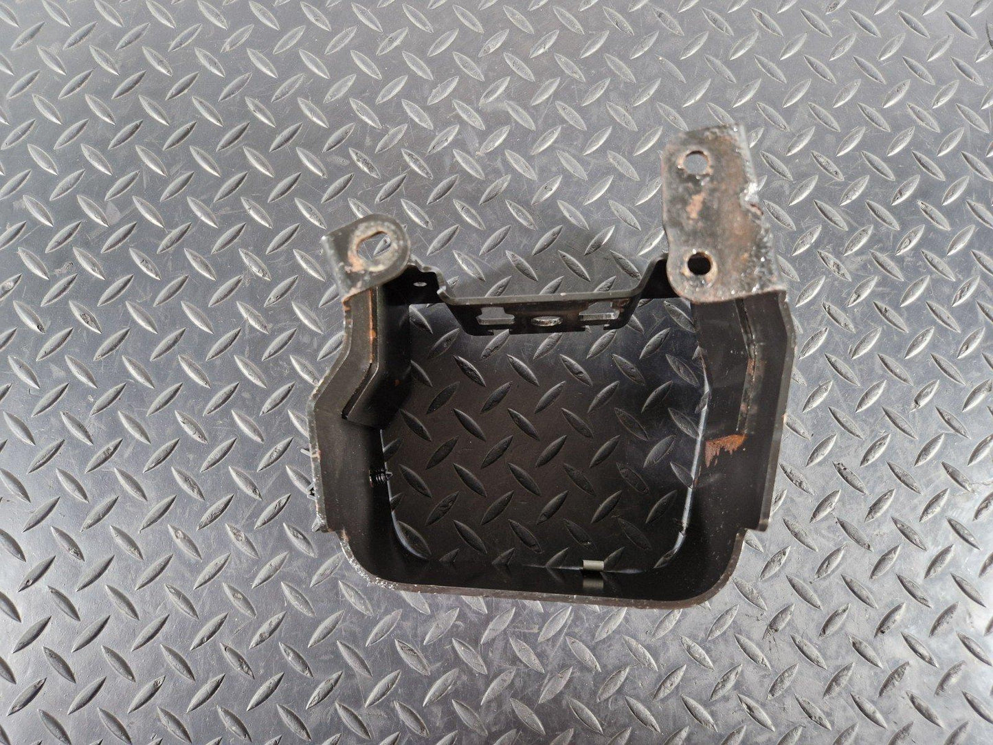 14-19 LAND ROVER L550 DISCOVERY SPORT FUEL FILTER BRACKET / HOLDER LR094192